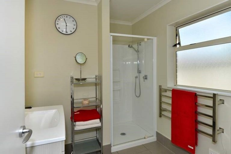 Photo of property in 32 Rising Parade, Fairview Heights, Auckland, 0632