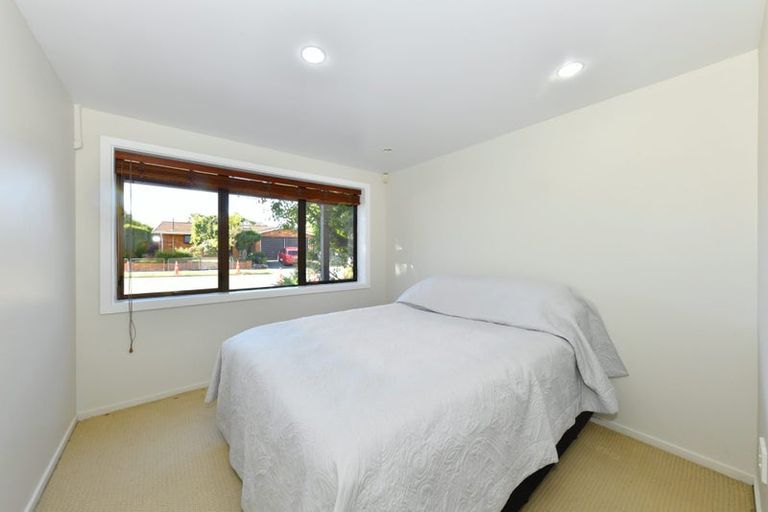 Photo of property in 28 Camberwell Place, Avonhead, Christchurch, 8042