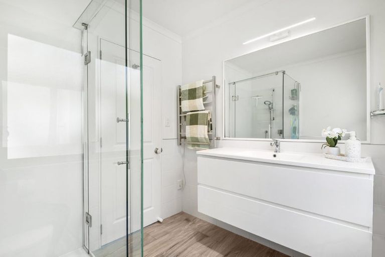 Photo of property in 8 Stonedge Lane, Rosedale, Auckland, 0632