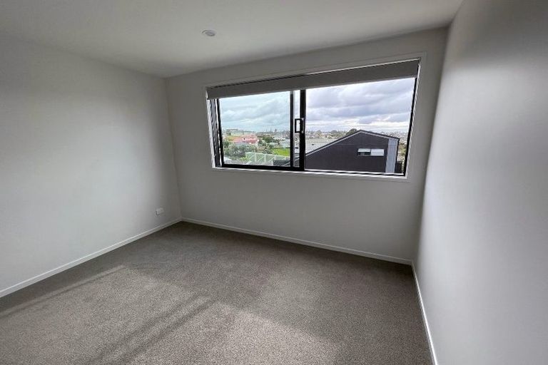Photo of property in 2/8 Chivalry Road, Glenfield, Auckland, 0629