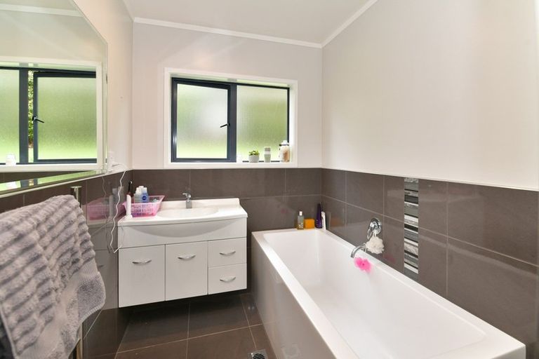 Photo of property in 24 Coralsea Way, Arkles Bay, Whangaparaoa, 0932