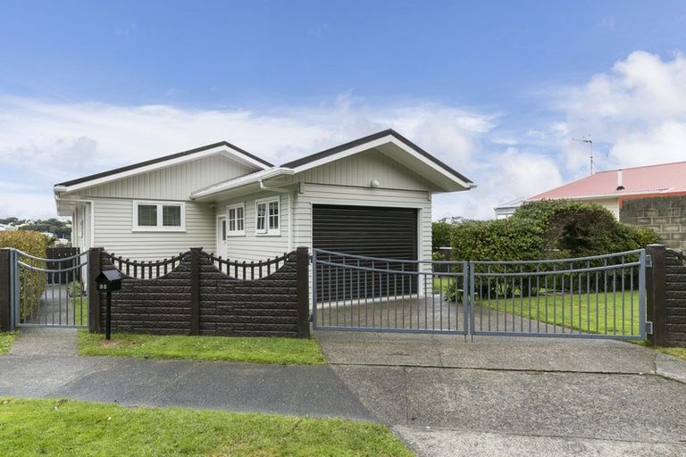 Photo of property in 88 Akaroa Drive, Maupuia, Wellington, 6022