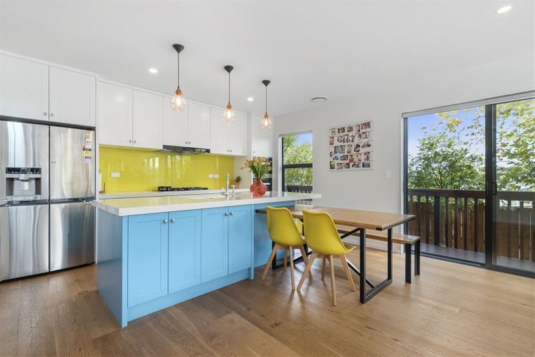 Photo of property in 2/8 Dallinghoe Crescent, Milford, Auckland, 0620