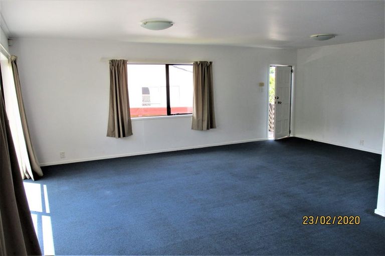 Photo of property in 2/2 Tacitus Place, Totara Vale, Auckland, 0629