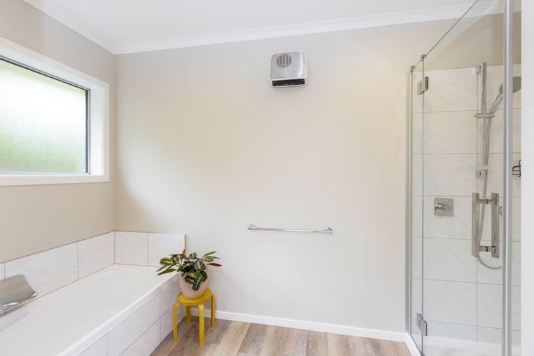 Photo of property in 1 Mckenzie Way, Timberlea, Upper Hutt, 5018