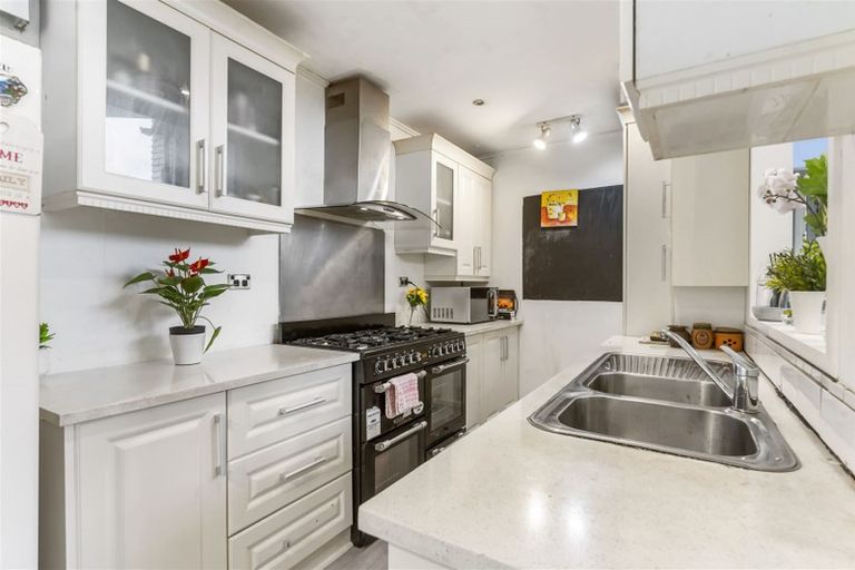 Photo of property in 66 Stott Avenue, Birkdale, Auckland, 0626