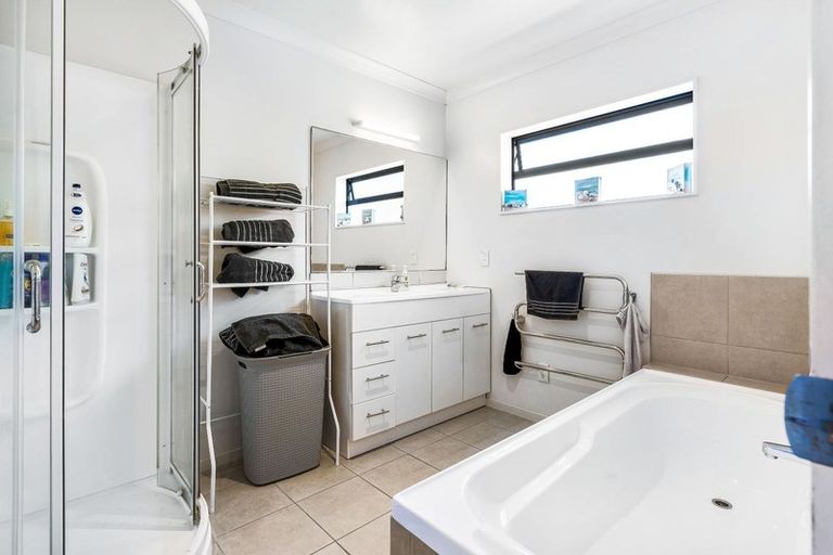 Photo of property in 9a Ballial Place, West Harbour, Auckland, 0618