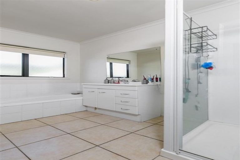 Photo of property in 37 Heathglen Place, Bayview, Auckland, 0629
