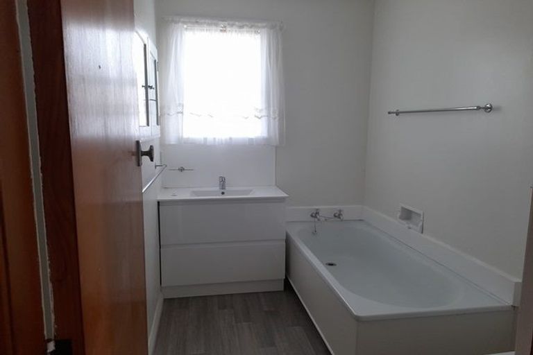 Photo of property in 64 Newcastle Street, Hokowhitu, Palmerston North, 4410