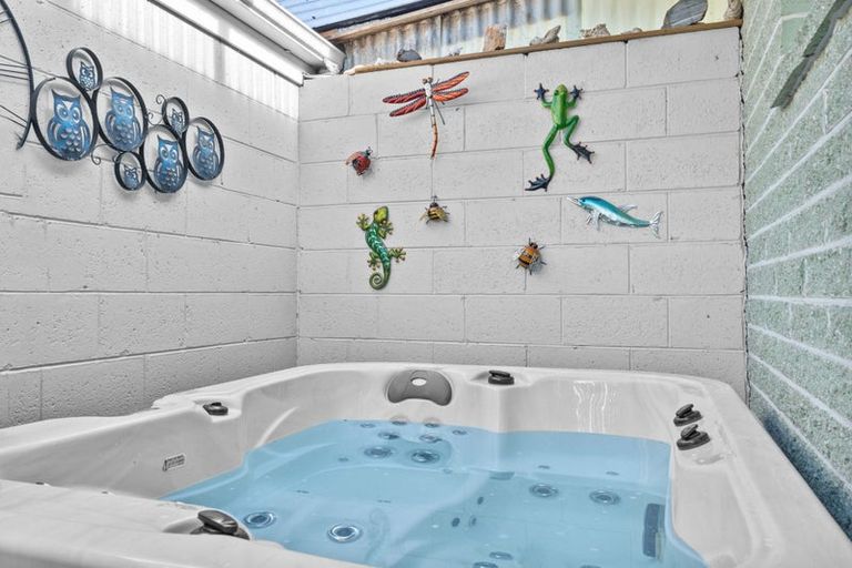 Photo of property in 150 Grimseys Road, Redwood, Christchurch, 8051