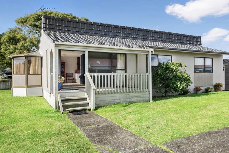 Photo of property in 1/31 Akoranga Drive, Northcote, Auckland, 0627