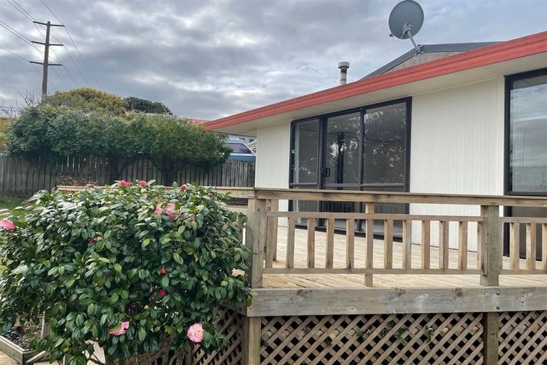 Photo of property in 72 Totaravale Drive, Totara Vale, Auckland, 0629
