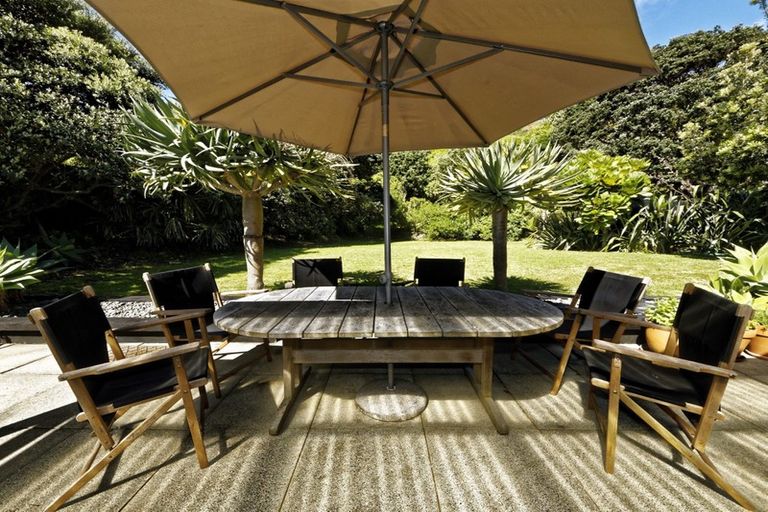 Photo of property in 113 Marine Parade North, Piha, 0772