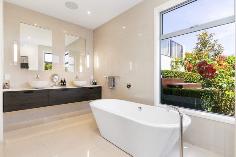 Photo of property in 8 Avery Place, Redcliffs, Christchurch, 8081