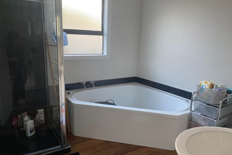 Photo of property in 27 Mexted Terrace, Tawa, Wellington, 5028