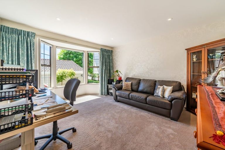 Photo of property in 43c Dowling Grove, Silverstream, Upper Hutt, 5019