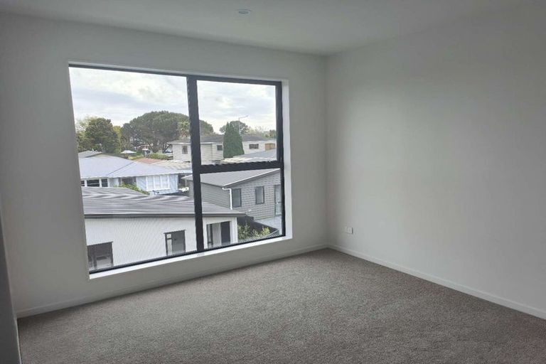Photo of property in 8/107 Hobsonville Road, West Harbour, Auckland, 0618