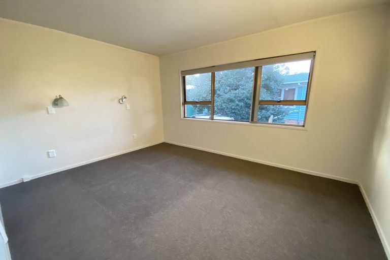 Photo of property in 1/6 Kathleen Street, Totara Vale, Auckland, 0627