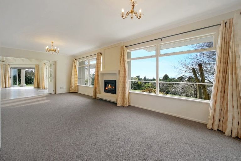 Photo of property in 9 Laingholm Drive, Laingholm, Auckland, 0604