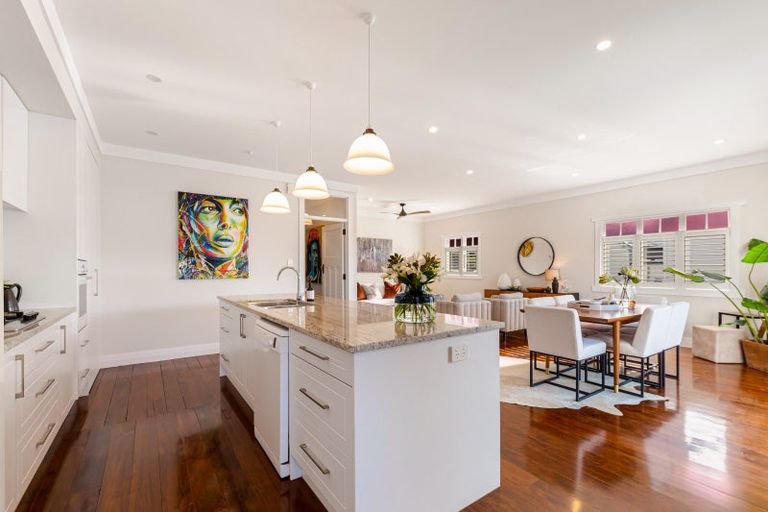 Photo of property in 18 William Bond Street, Stanley Point, Auckland, 0624