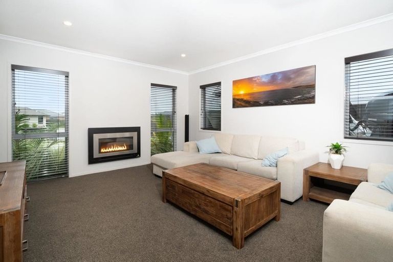 Photo of property in 17 Eric Farley Drive, Kumeu, 0810