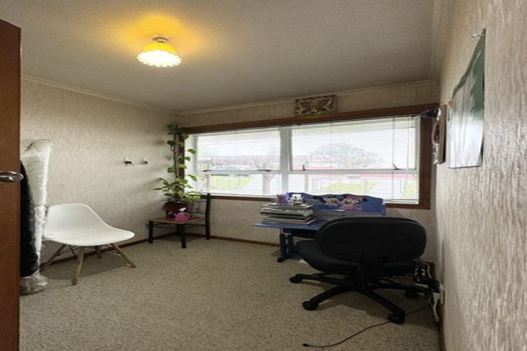 Photo of property in 25 Kaipatiki Road, Glenfield, Auckland, 0629