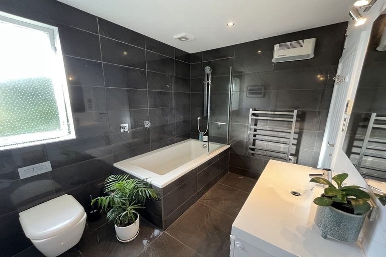 Photo of property in 1 Kahu Road, Paremata, Porirua, 5024