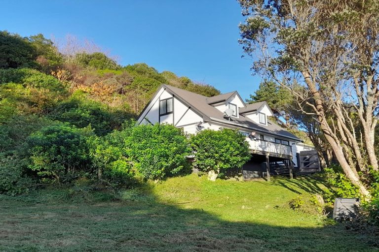 Photo of property in 62 Colchester Crescent, Newlands, Wellington, 6037