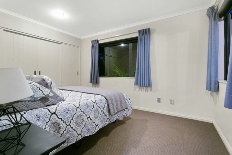 Photo of property in 19 Springvale Drive, Fairview Heights, Auckland, 0632