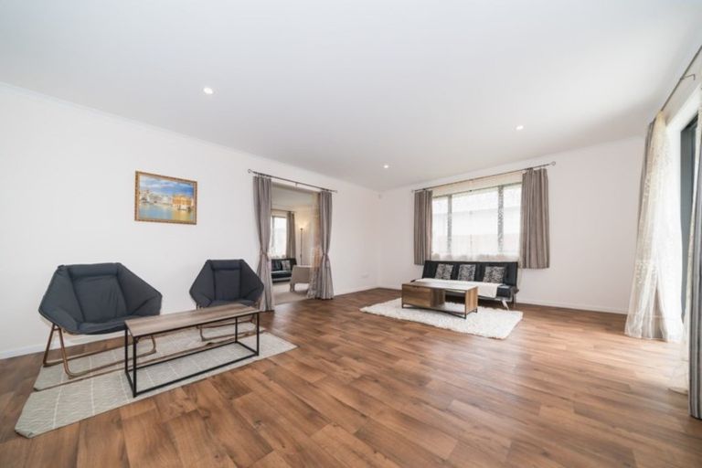 Photo of property in 134 Johnstone Drive, Fitzherbert, Palmerston North, 4410