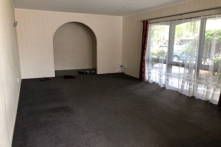 Photo of property in 8 Donzella Place, Conifer Grove, Takanini, 2112