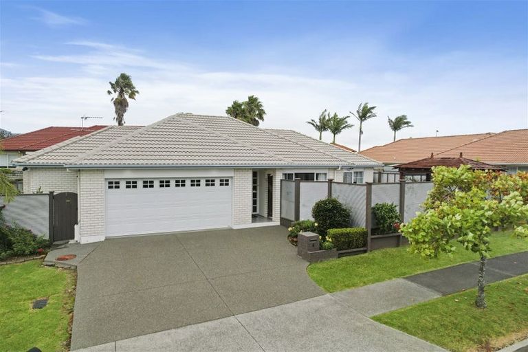 Photo of property in 6 Corta Bella Place, Golflands, Auckland, 2013