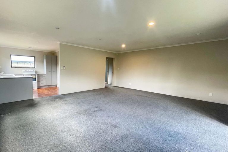 Photo of property in 24 Sutton Crescent, Papakura, 2110