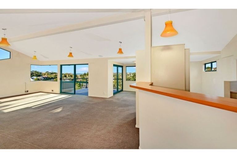 Photo of property in 2/23 Barker Rise, Northcross, Auckland, 0632
