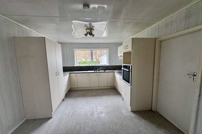 Photo of property in 33 Wellington Road, Wainuiomata, Lower Hutt, 5014