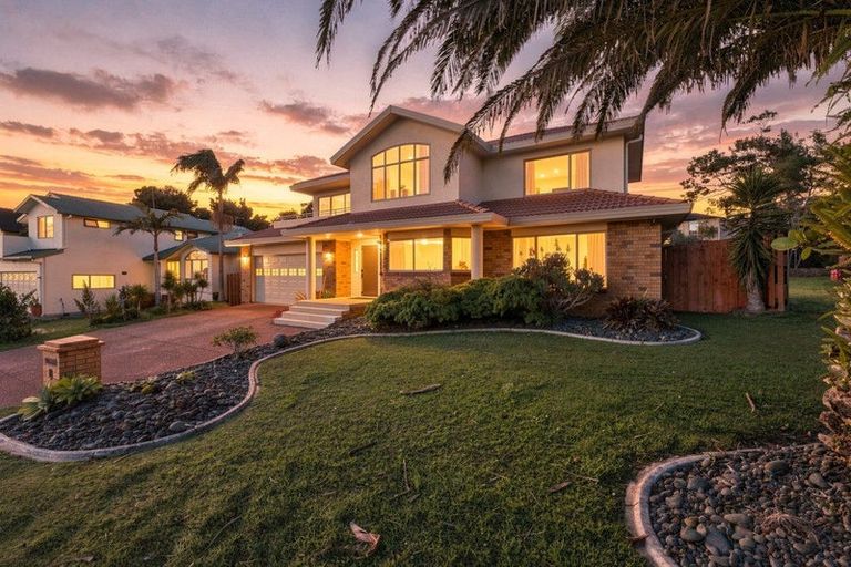 Photo of property in 6 San Ambrosio Rise, Henderson, Auckland, 0612