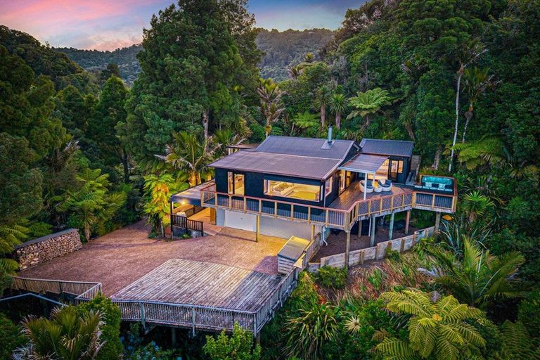 Photo of property in 19 Cascade Avenue, Waiatarua, Auckland, 0604