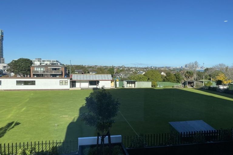 Photo of property in Frank Sargeson Apts, 105/74 Anzac Street, Takapuna, Auckland, 0622