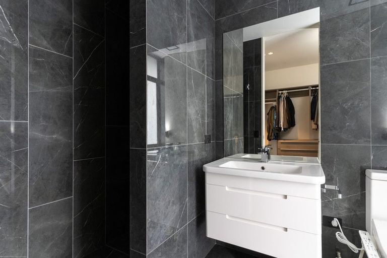 Photo of property in 49 Saint Andrews Square, Strowan, Christchurch, 8052