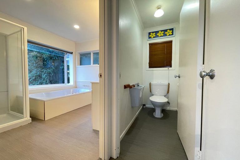 Photo of property in 42 Lyons Avenue, Murrays Bay, Auckland, 0630