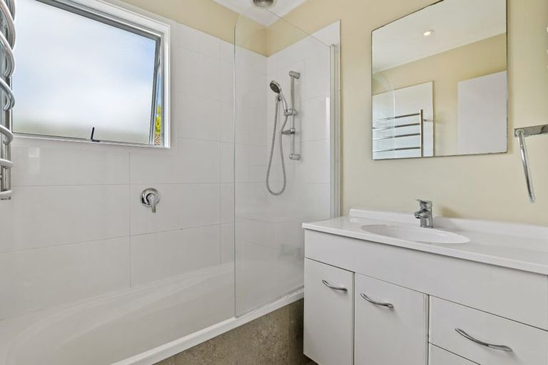 Photo of property in 16 Arlette Place, Massey, Auckland, 0614