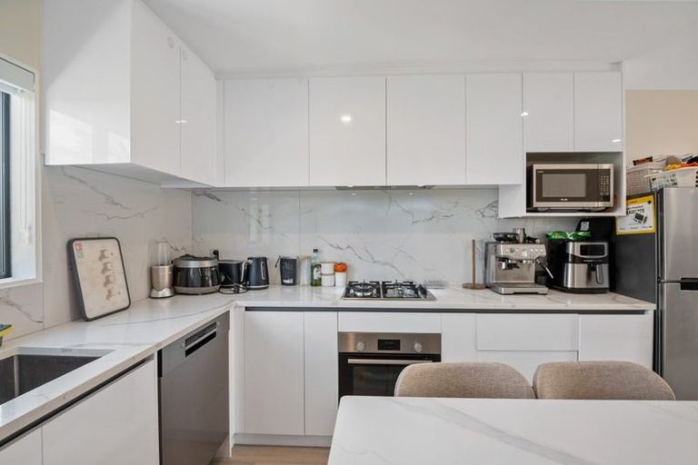 Photo of property in 111 Trias Road, Totara Vale, Auckland, 0629