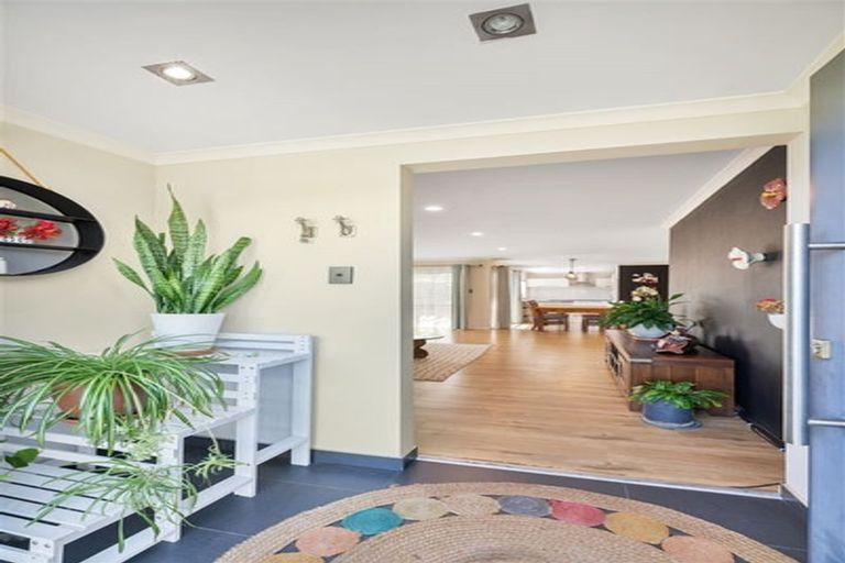 Photo of property in 85 Buscomb Avenue, Henderson, Auckland, 0610