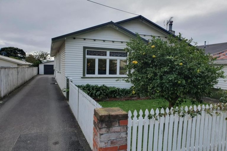 Photo of property in 98 Fulford Street, New Plymouth, 4310