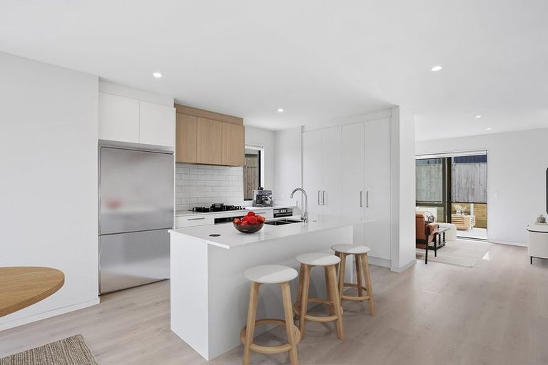 Photo of property in 15 Parkmore Drive, Rosehill, Papakura, 2113