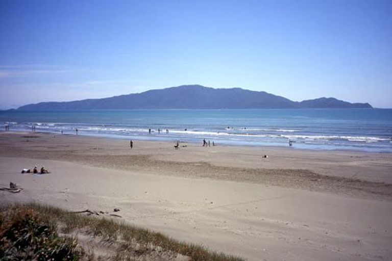 Photo of property in 27 Rauparaha Street, Waikanae Beach, Waikanae, 5036