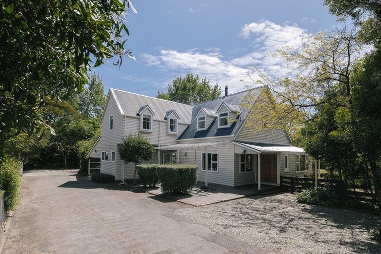 Photo of property in 200 Aokautere Drive, Fitzherbert, Palmerston North, 4471