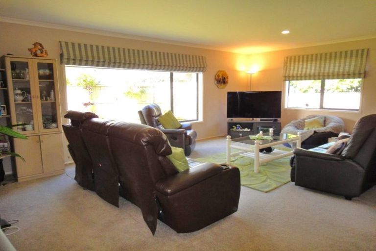 Photo of property in 6 Resolution Place, One Tree Point, 0118