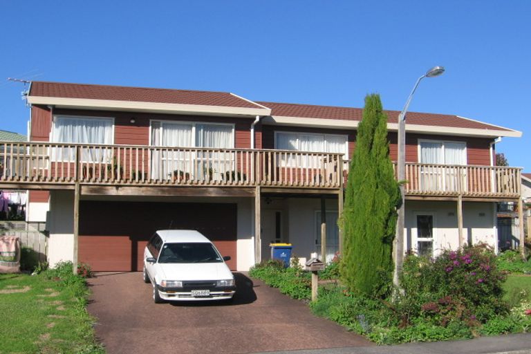 Photo of property in 10 Harbour Lights Close, West Harbour, Auckland, 0618