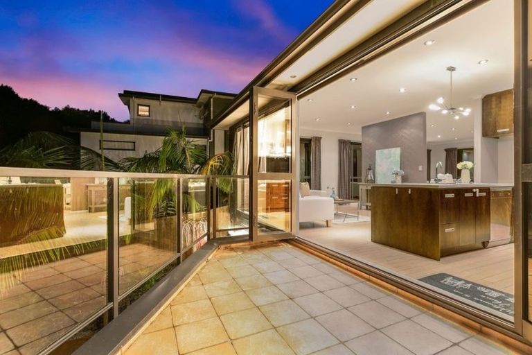 Photo of property in 19 Springvale Drive, Fairview Heights, Auckland, 0632